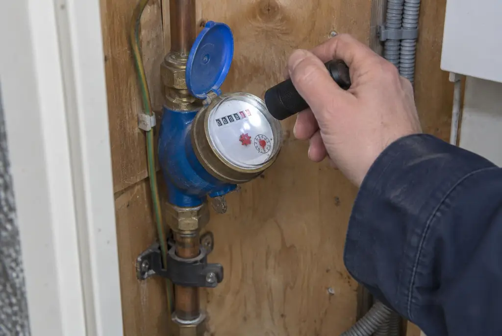 Lekdetectie Druten – watermeter in de meterkast controleren met een zaklamp